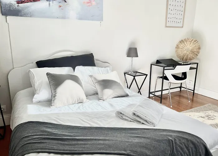 Superbe Appartement De 105 M2, Hyper Centre Avec Terrasse, Parking, A 5 Min De La Mer