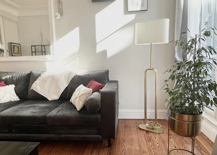 Superbe Appartement De 105 M2, Hyper Centre Avec Terrasse, Parking, A 5 Min De La Mer