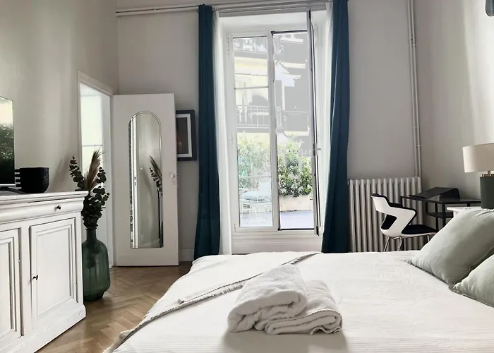 Superbe Appartement De 105 M2, Hyper Centre Avec Terrasse, Parking, A 5 Min De La Mer