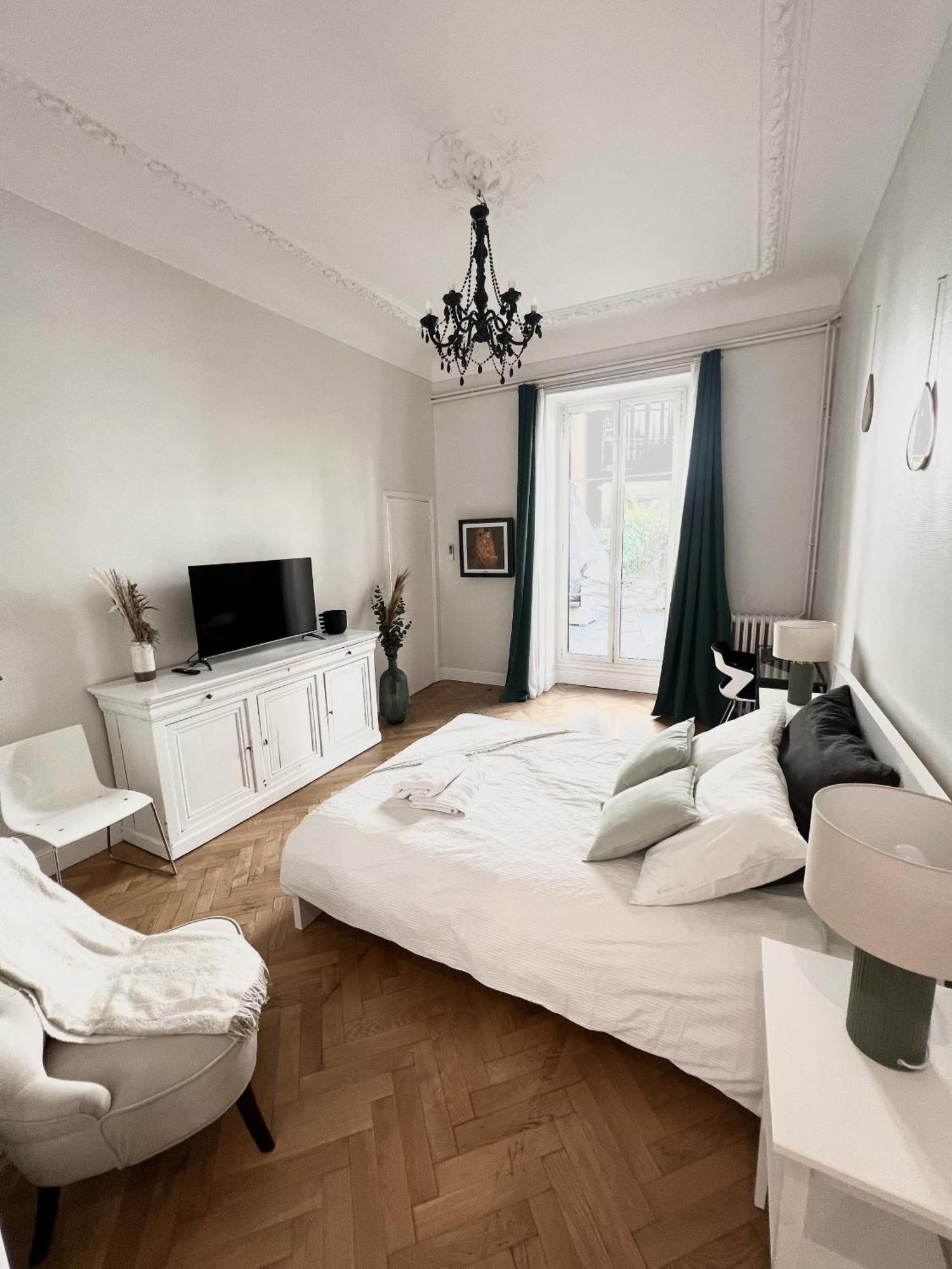 Superbe De 105 M2, Hyper Centre Avec Terrasse, Parking, A 5 Min De La * Nice
