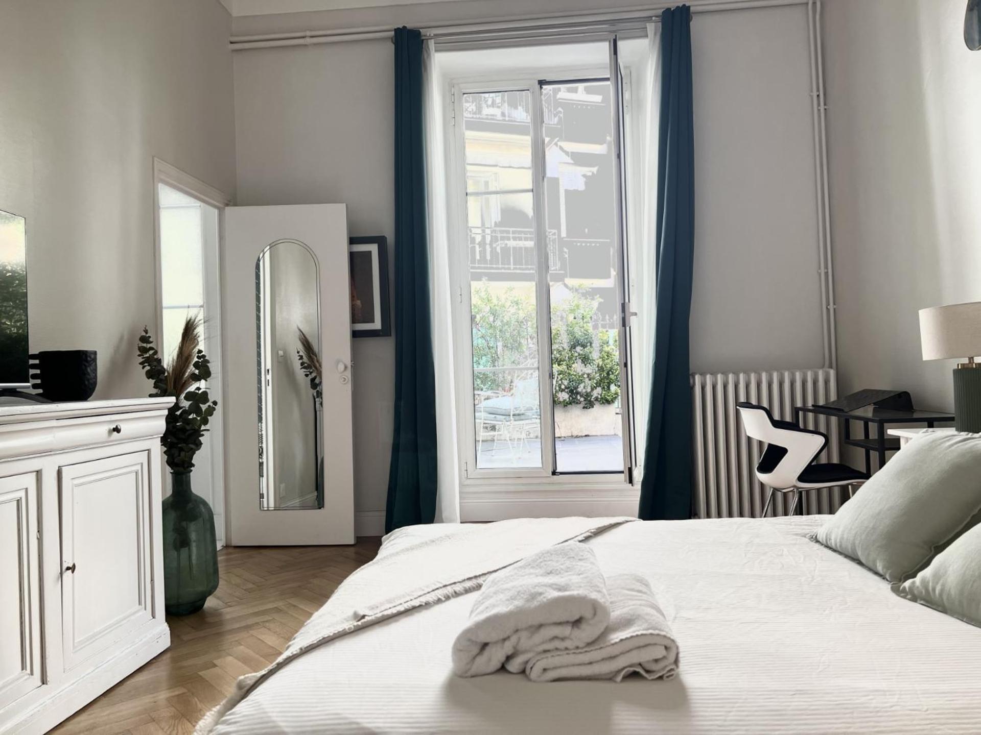 Apartment Superbe De 105 M2, Hyper Centre Avec Terrasse, Parking, A 5 Min De La Nizza