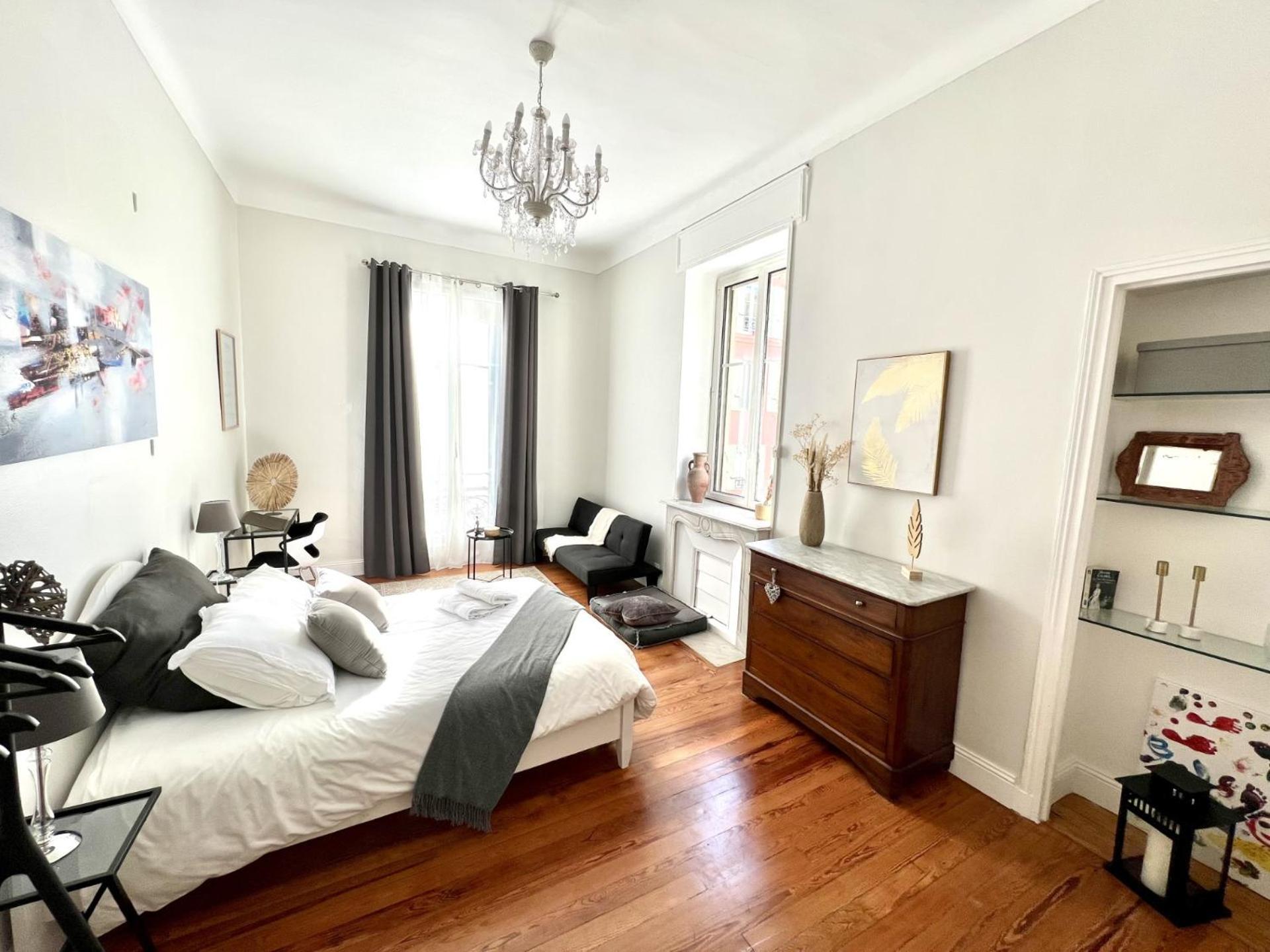 Apartment Superbe De 105 M2, Hyper Centre Avec Terrasse, Parking, A 5 Min De La Nizza